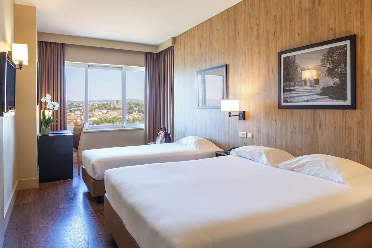 Habitación triple superior | Minibar, caja de seguridad en la habitación y escritorio