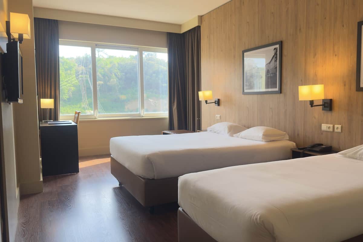 Habitación triple | Minibar, caja de seguridad en la habitación y escritorio