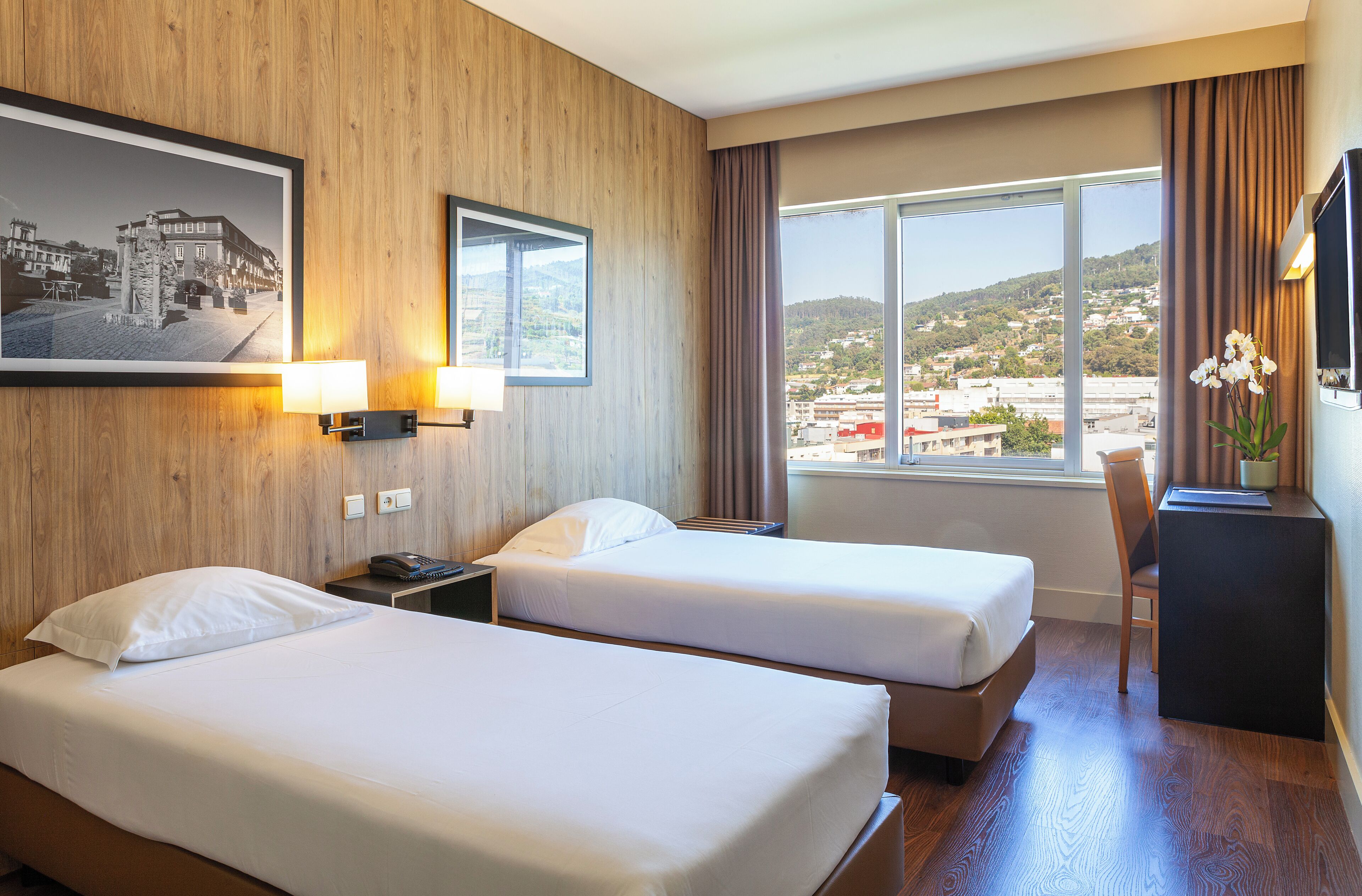 Bar mini, peti besi dalam bilik, meja, langsir/tirai gelap terus 