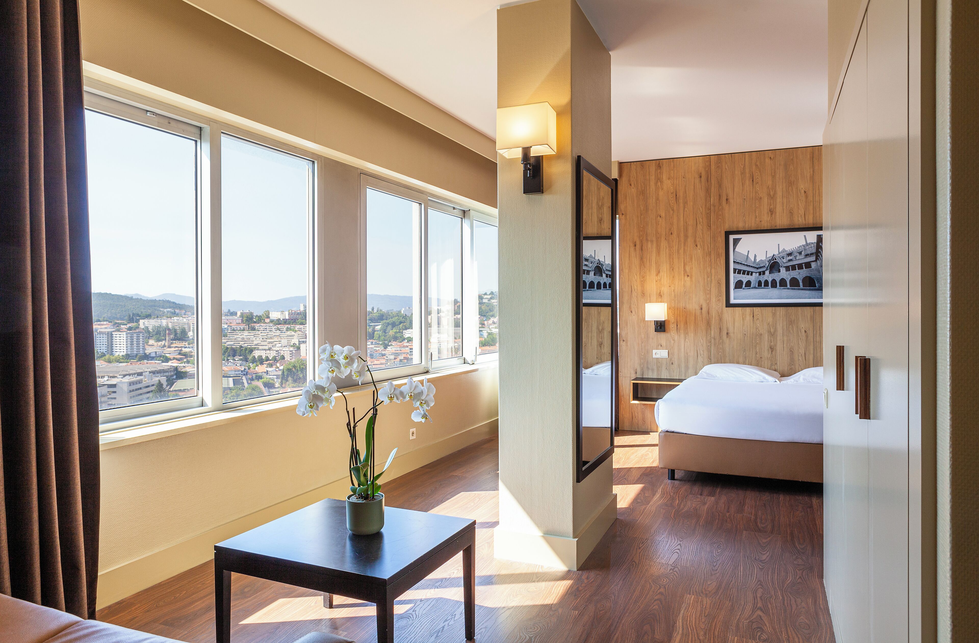 Minibar, caja de seguridad en la habitación y escritorio 