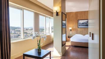 Minibar, caja de seguridad en la habitación y escritorio