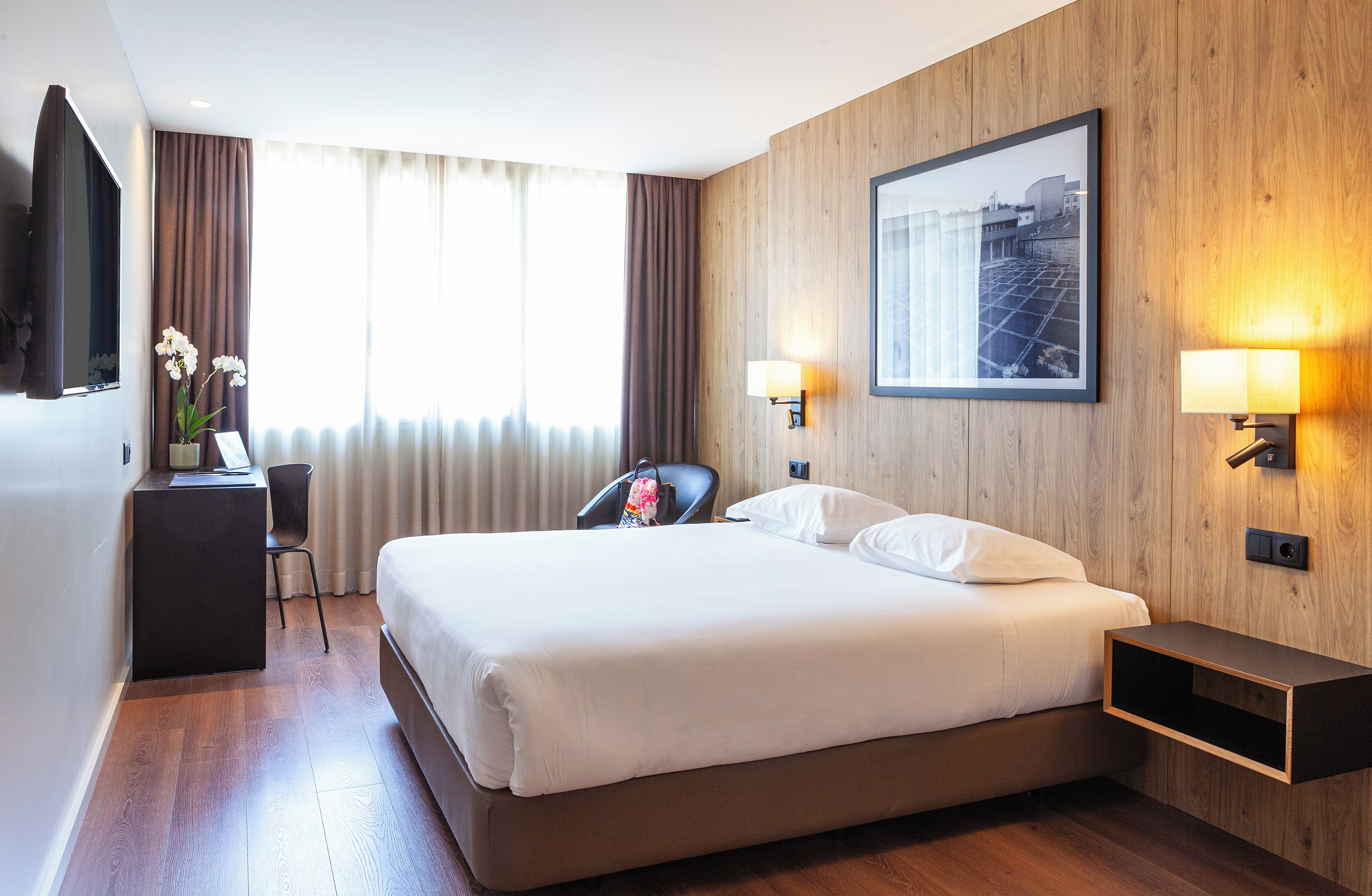 Double Room | Bar mini, peti besi dalam bilik, meja, langsir/tirai gelap terus 