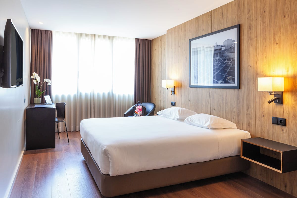 Habitación doble | Minibar, caja de seguridad en la habitación y escritorio