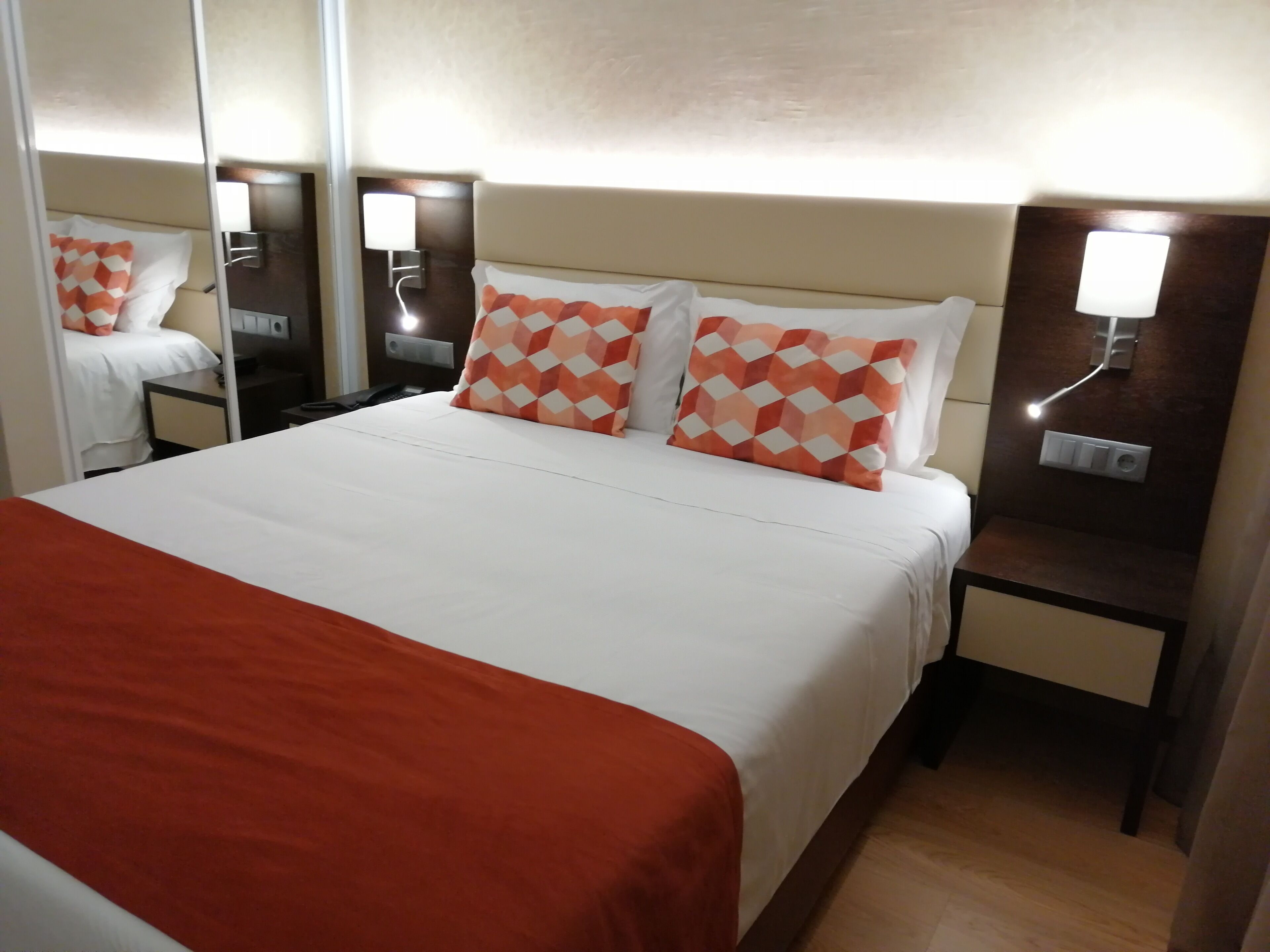 Double Room | Minibar, in-room safe, desk, soundproofing