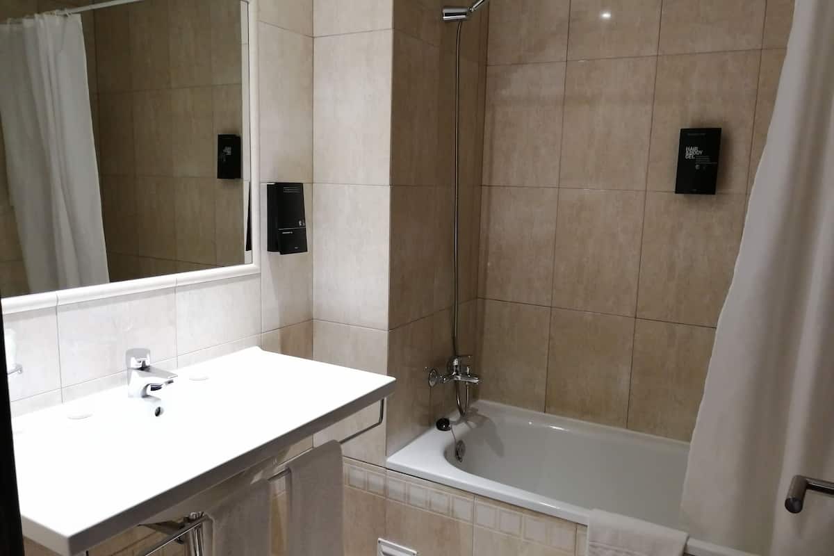 double or twin room | bathroom | combined shower/bathtub, free toiletries, hair dryer, towels