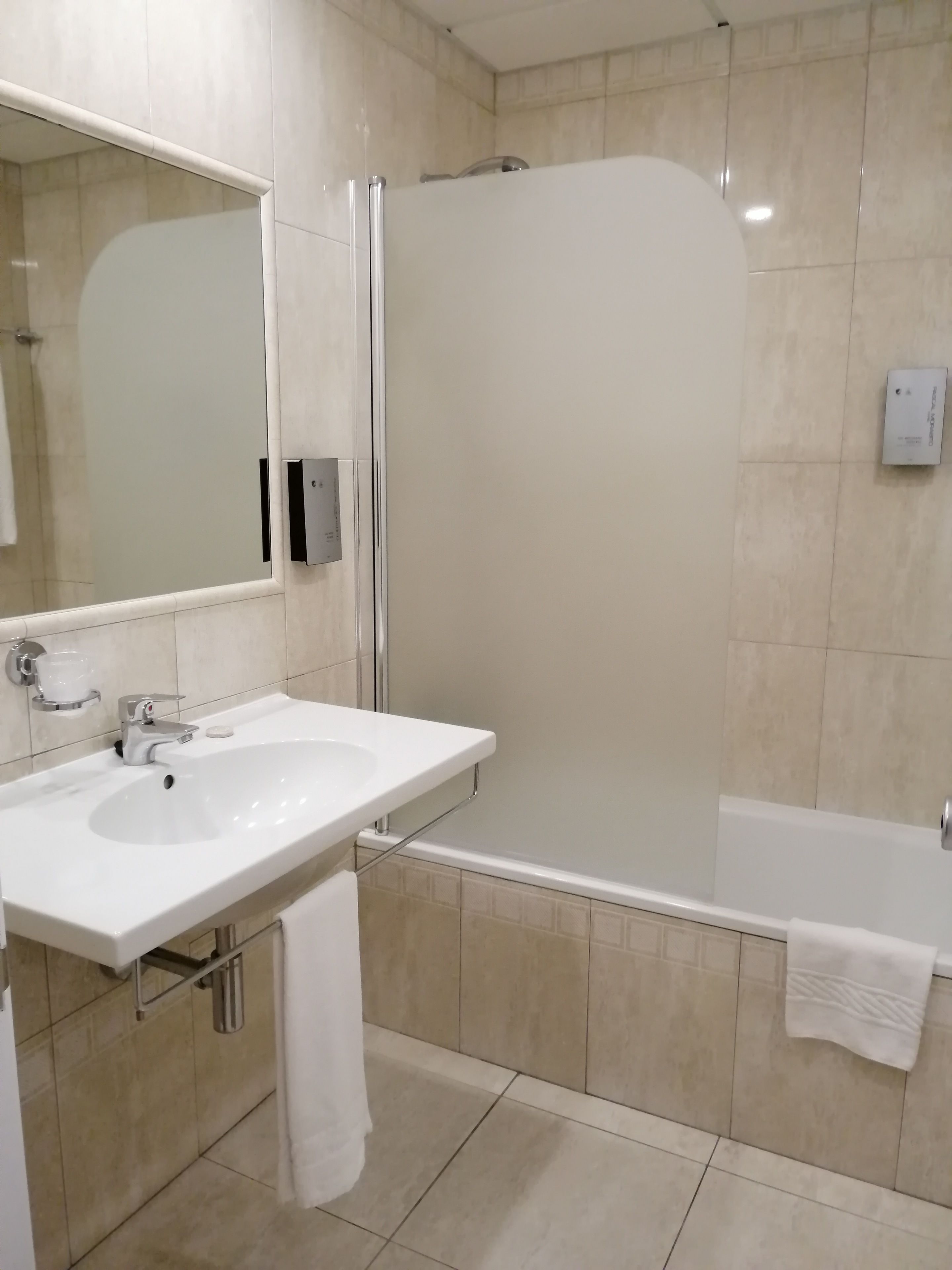single room | bathroom | combined shower/bathtub, free toiletries, hair dryer, towels