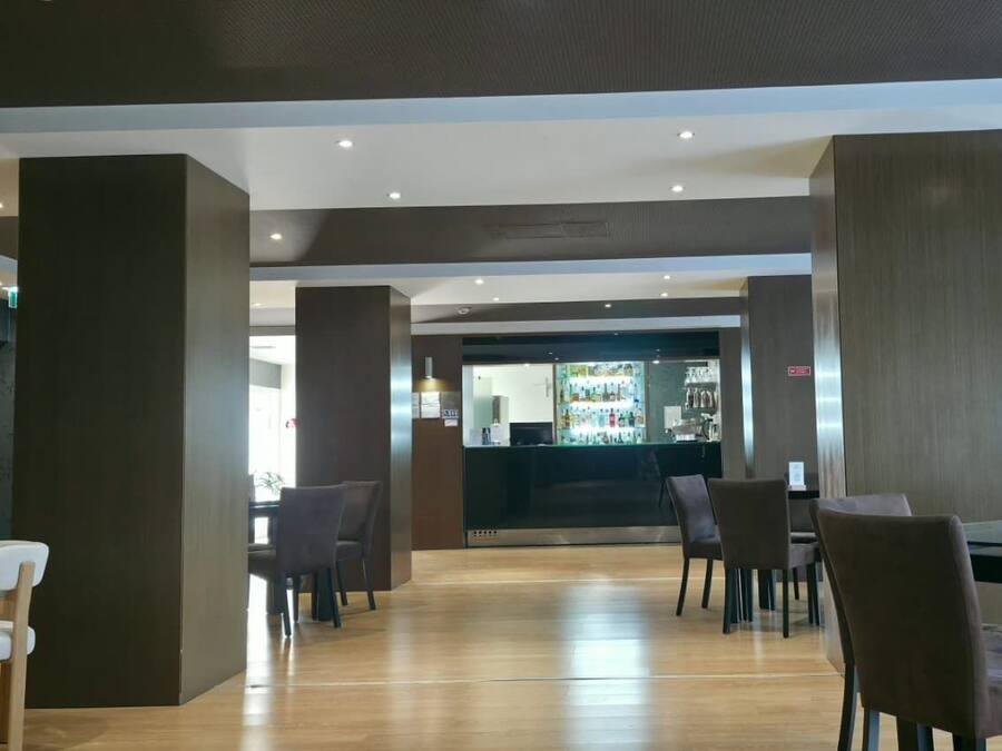 Bar (trong khuôn viên)