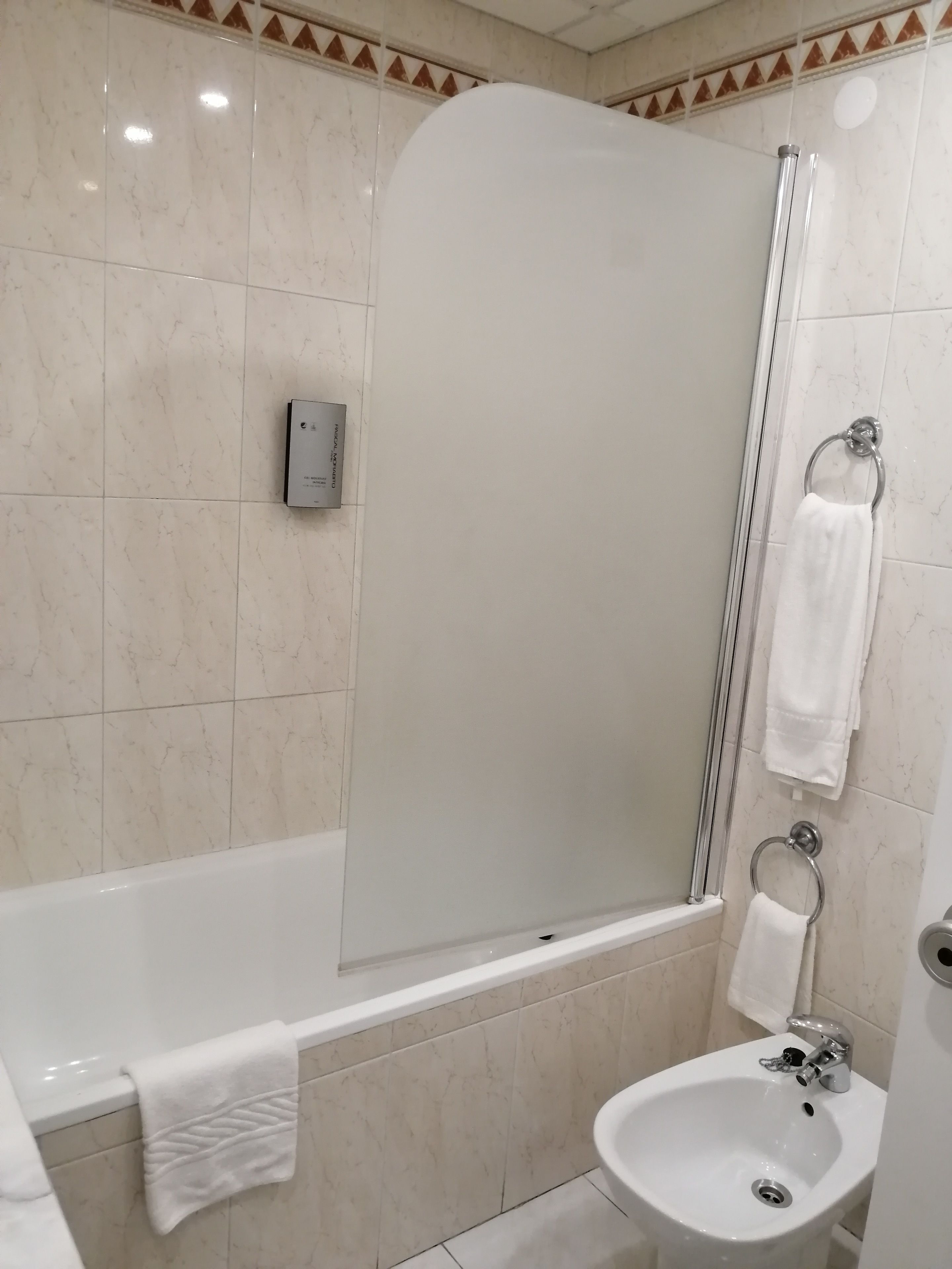 triple room | bathroom | combined shower/bathtub, free toiletries, hair dryer, towels
