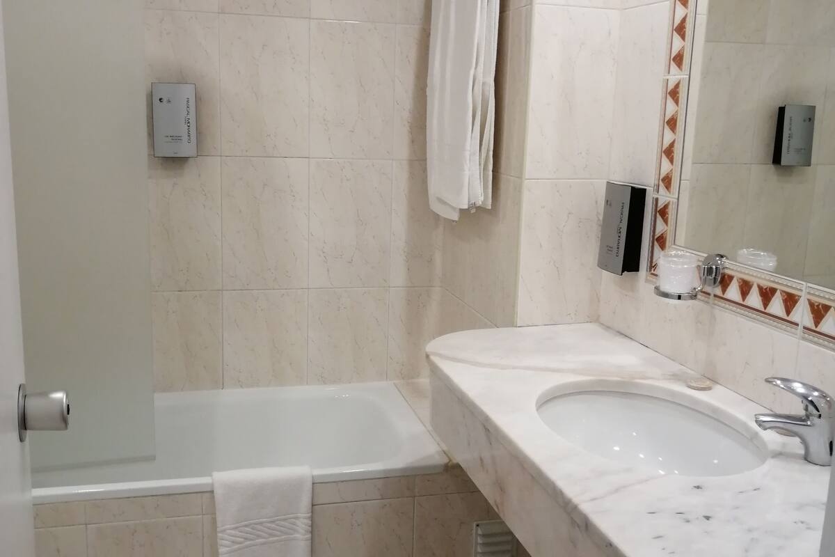 double or twin room | bathroom | combined shower/bathtub, free toiletries, hair dryer, towels