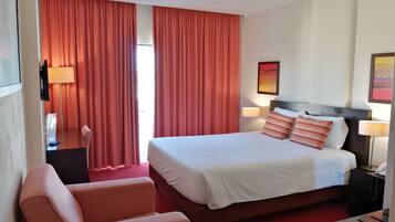 Double or Twin Room | Minibar, in-room safe, desk, soundproofing