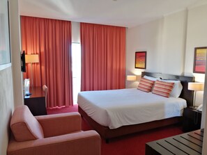 Habitación con 1 cama matrimonial o 2 individuales | Minibar, caja de seguridad en la habitación y escritorio 