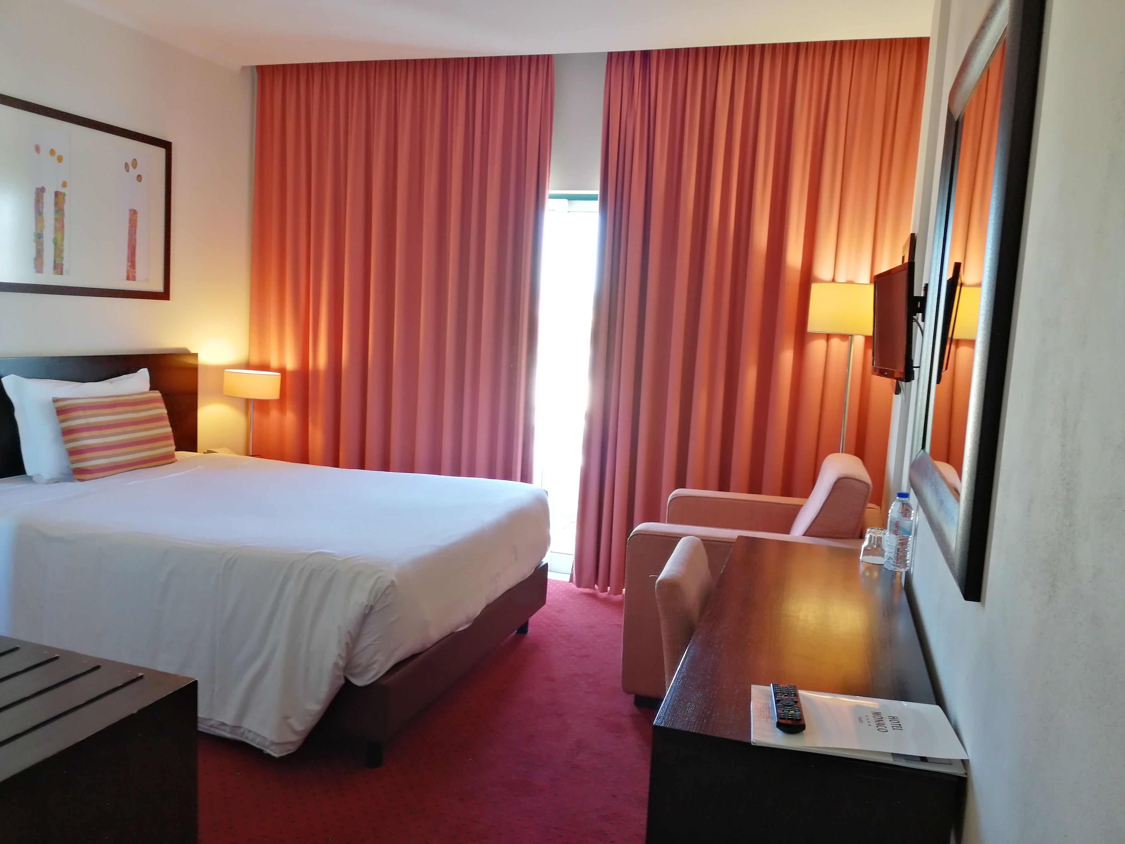 single room | minibar, in-room safe, desk, soundproofing