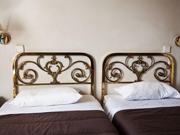 Habitación básica con 2 camas individuales, 2 camas individuales | Wifi gratis y ropa de cama 