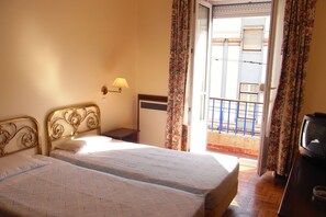 Habitación básica con 2 camas individuales, 2 camas individuales | Wifi gratis y ropa de cama 