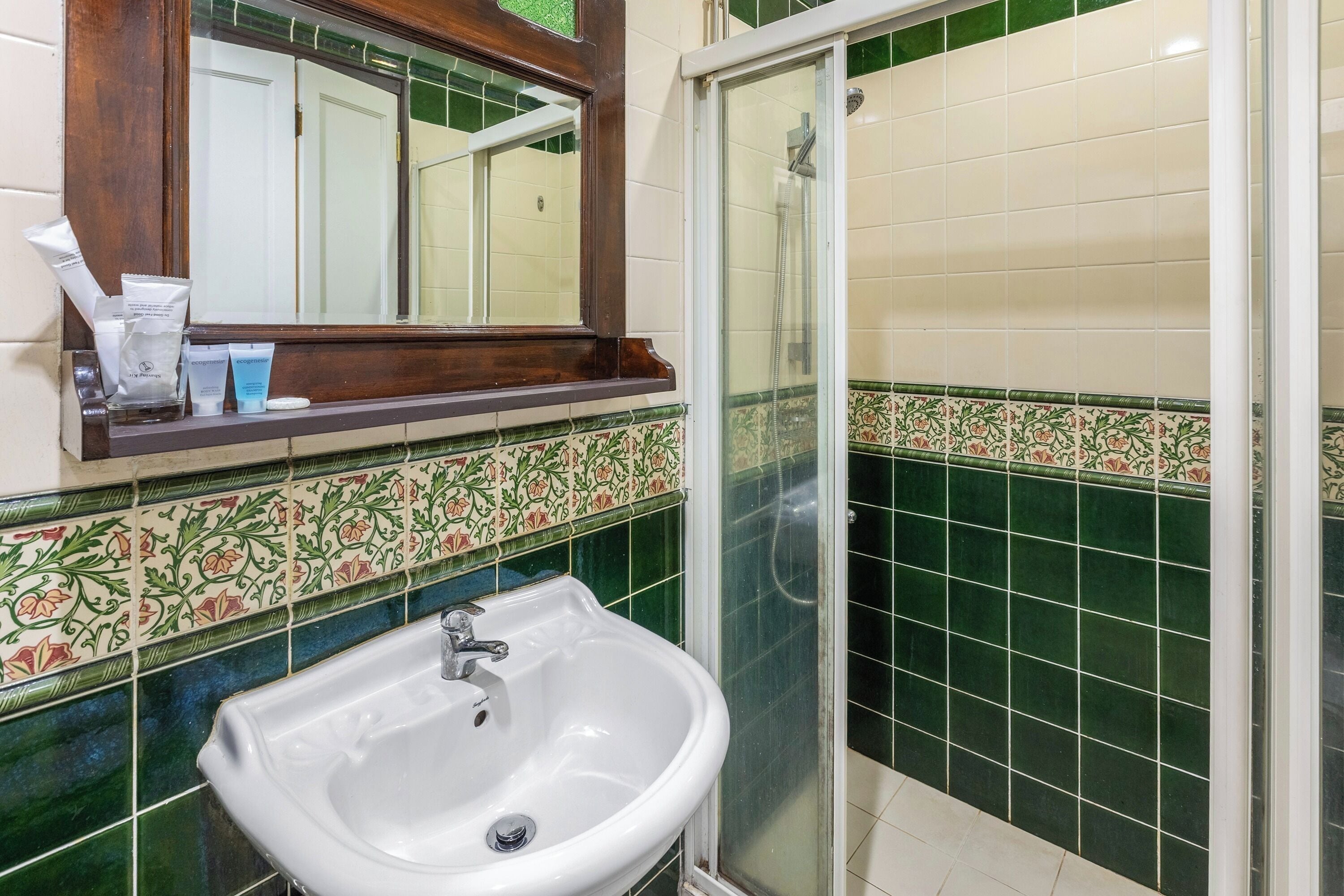 Single Room | Bathroom | Free toiletries, hair dryer, slippers, towels