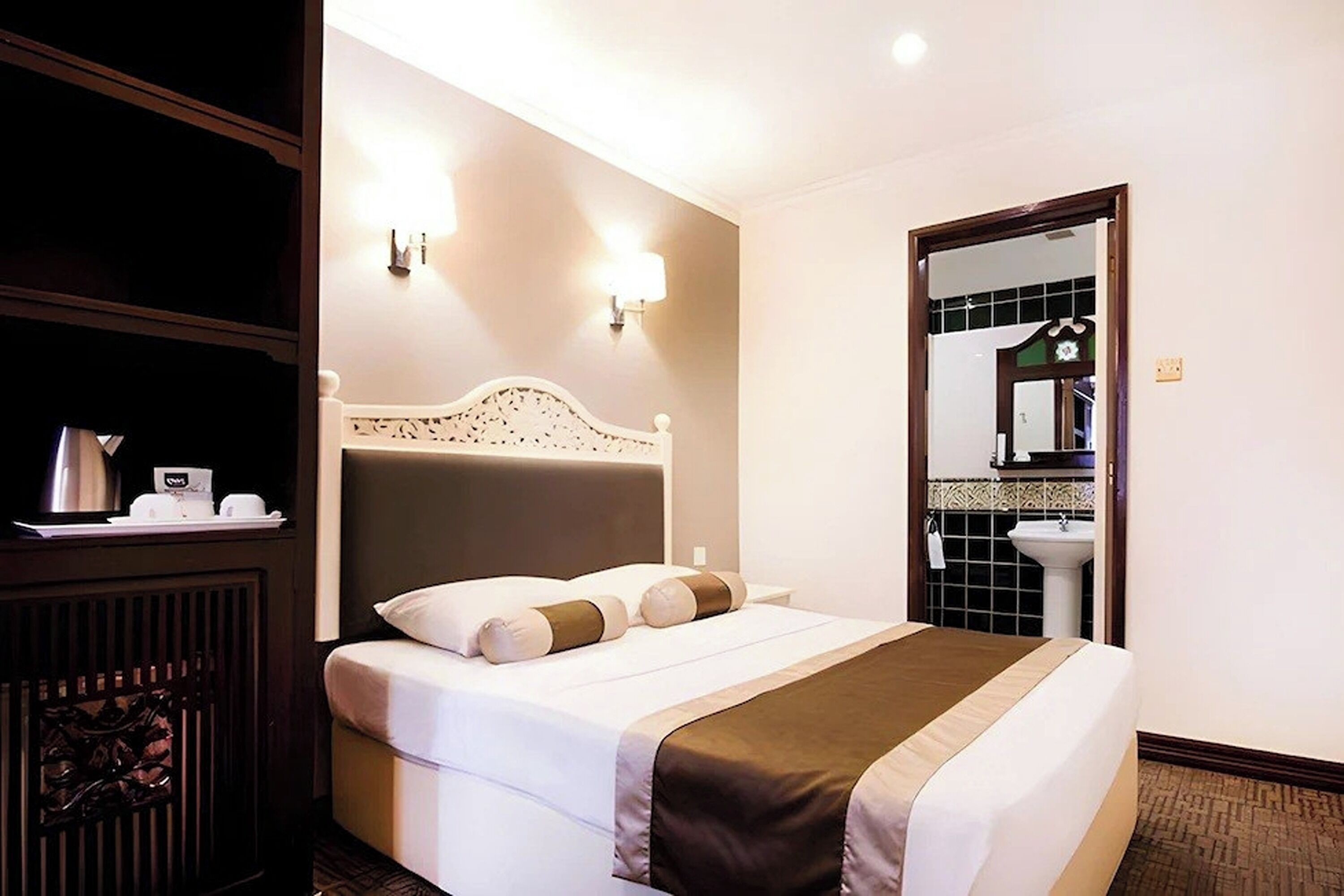 Quarto casal | Cofres nos quartos, cortinas blackout, ferros/tábuas de passar roupa