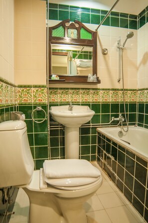 Habitación triple | Baño | Ducha, artículos de higiene personal gratuitos y secador de pelo