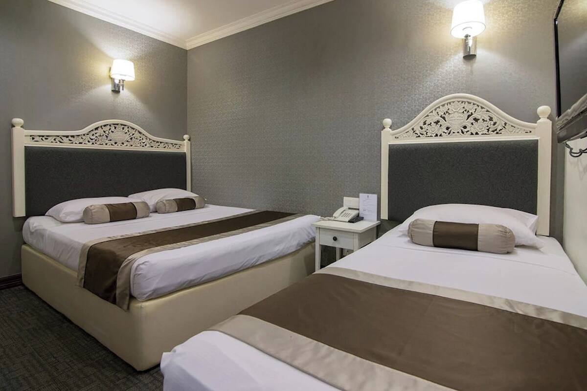 Triple Room | In-room safe, blackout drapes, iron/ironing board, free WiFi