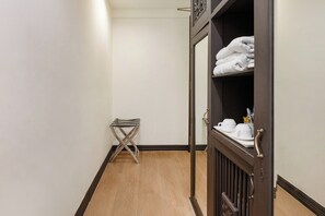 Habitación triple | Caja fuerte, cortinas opacas, tabla de planchar con plancha
