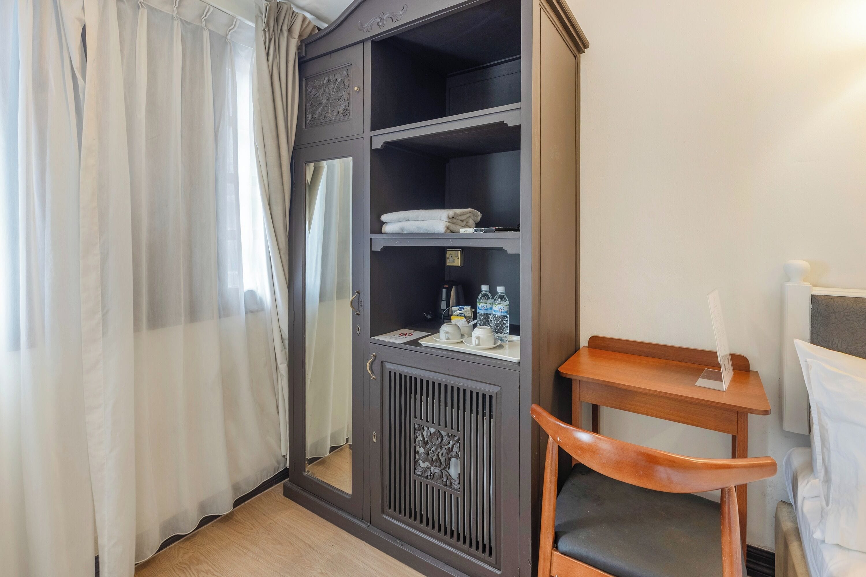 Habitación Deluxe doble | Caja fuerte, cortinas opacas, tabla de planchar con plancha