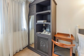 Deluxe Double Room | In-room safe, blackout curtains, iron/ironing board (on request) - iNN at Temple St by Q Loft Newly Renovated (Singapore)
