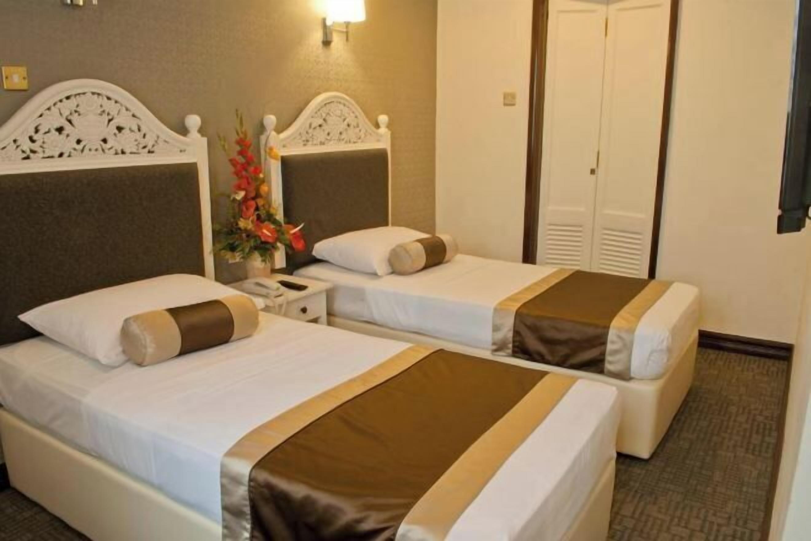 Cofres nos quartos, cortinas blackout, ferros/tábuas de passar roupa