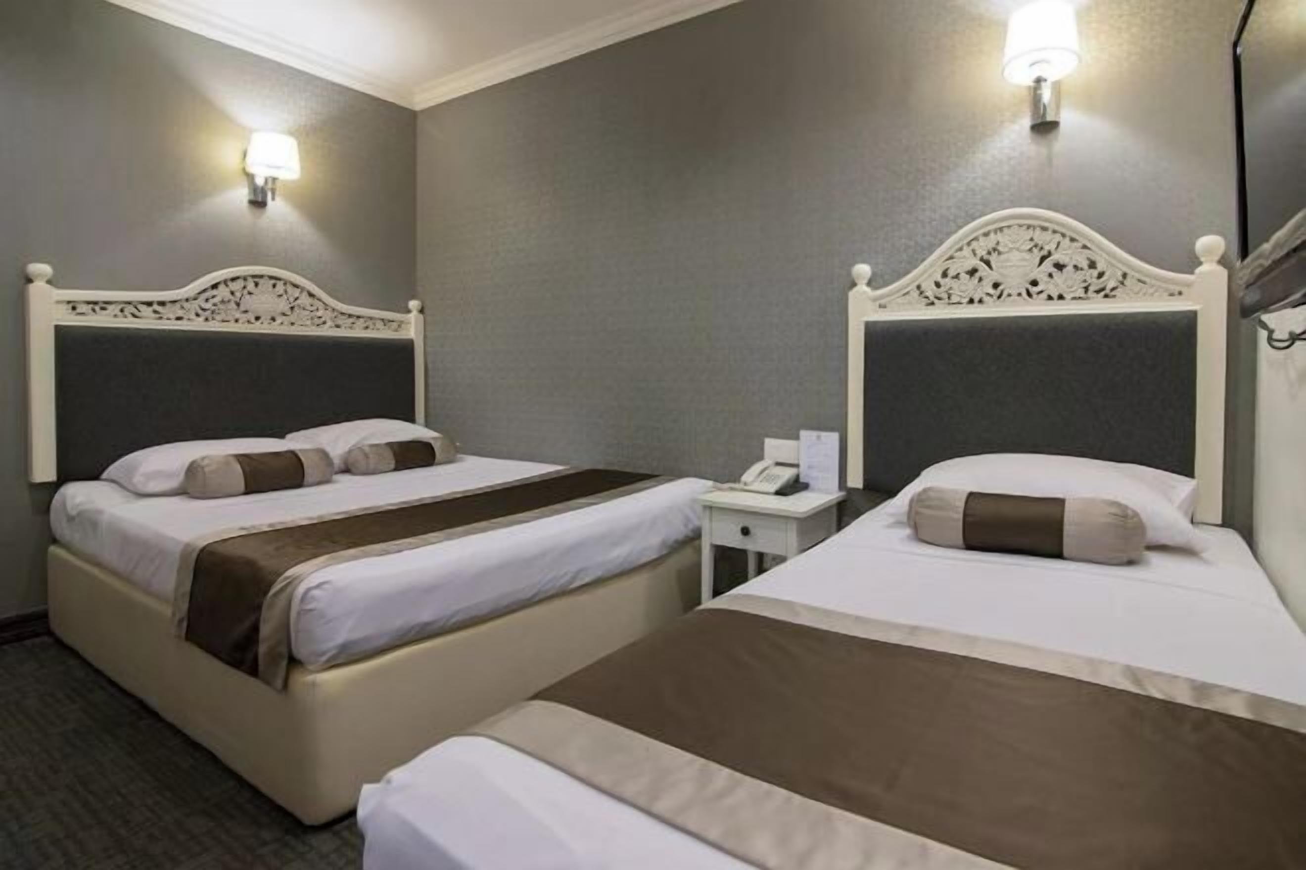 Cofres nos quartos, cortinas blackout, ferros/tábuas de passar roupa