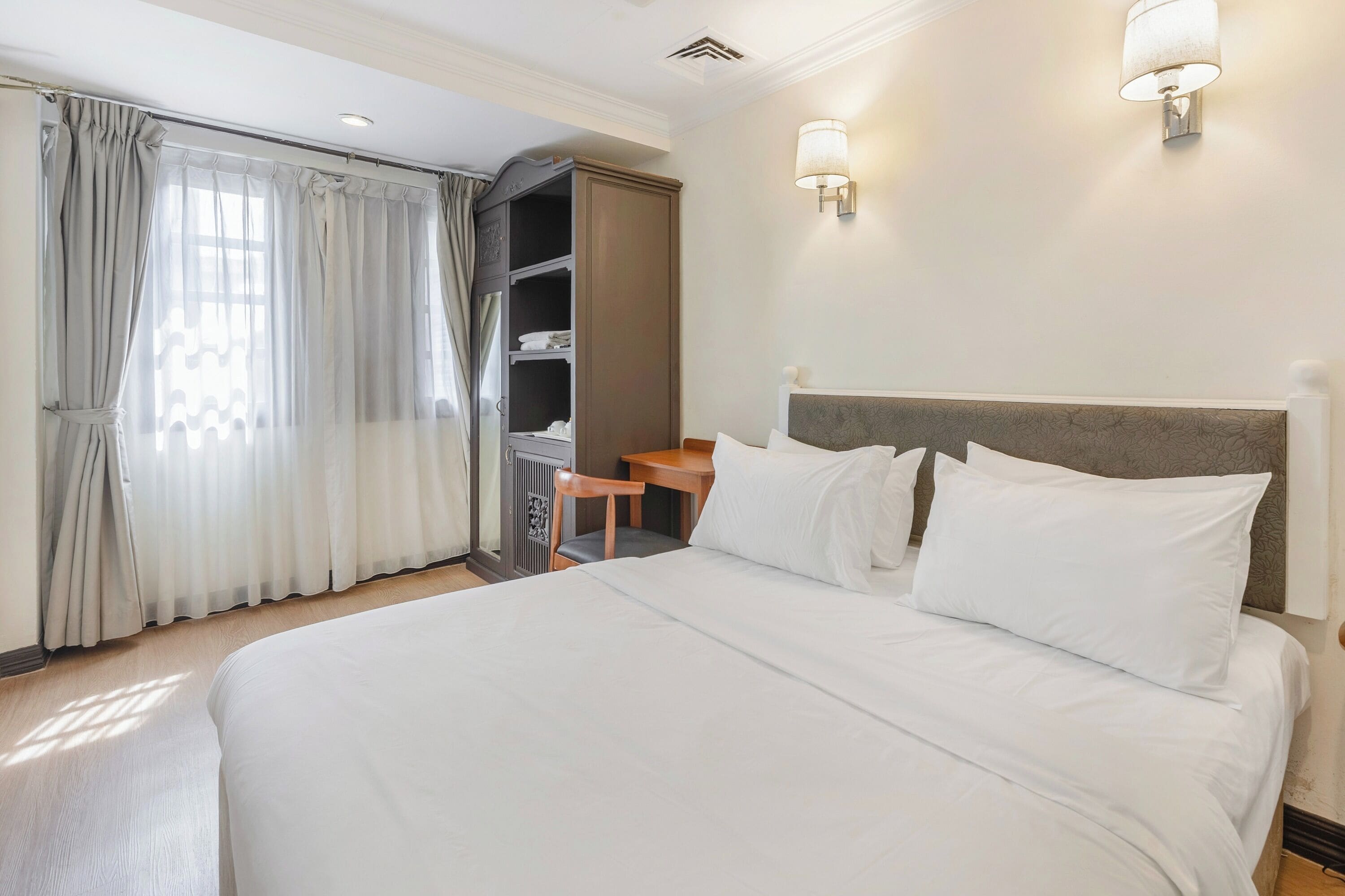 Habitación Deluxe doble | Caja fuerte, cortinas opacas, tabla de planchar con plancha