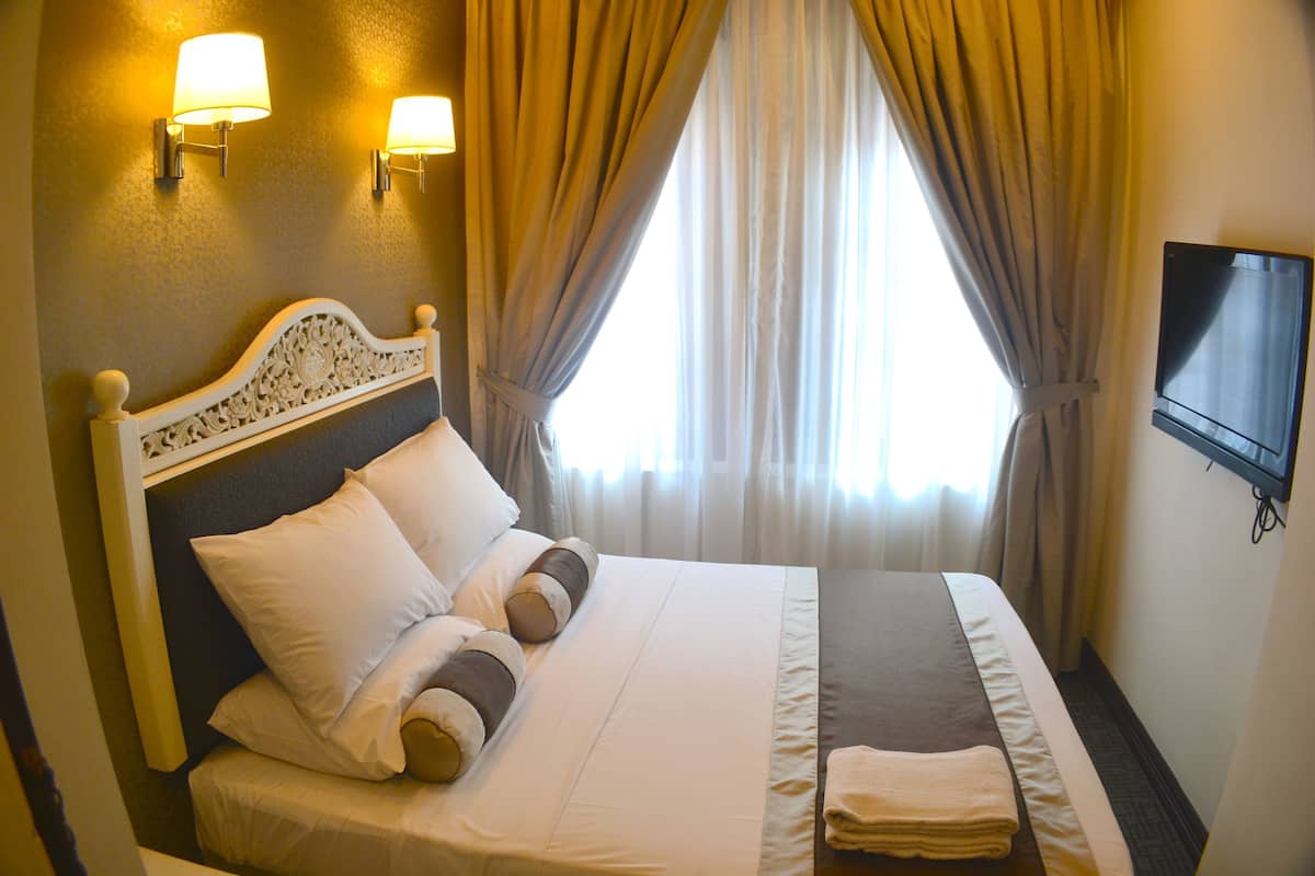 Minibar, brankas, tirai kedap cahaya, dan setrika/meja setrika