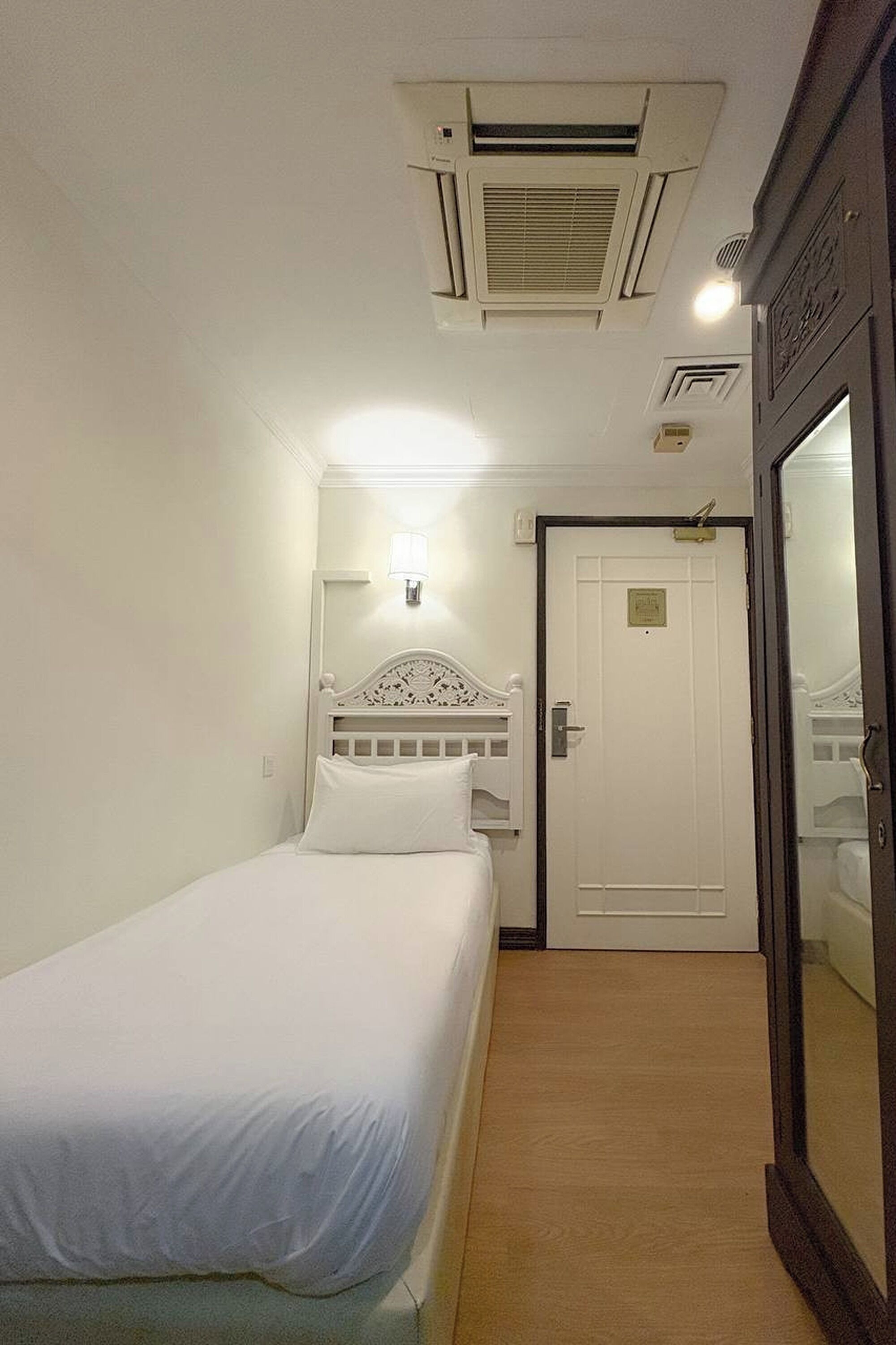 Single Room | In-room safe, blackout curtains, iron/ironing board, free WiFi