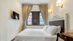Double Room | Peti besi dalam bilik, langsir/tirai gelap terus 