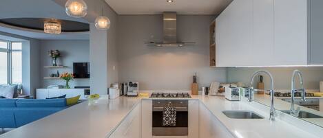 Luxury-Apartment, 2 Schlafzimmer (6 Villa Marina) | Eigene Küche | Großer Kühlschrank, Mikrowelle, Ofen, Herdplatte