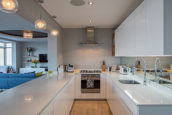 Luxury-Apartment, 2 Schlafzimmer (6 Villa Marina) | Eigene Küche | Großer Kühlschrank, Mikrowelle, Ofen, Herdplatte