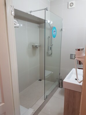 Standard Twin Room, 2 Twin Beds | Bathroom | Combined shower/tub, hair dryer, towels - Parliament Hotel (Cape Town)