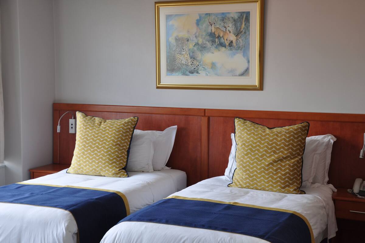 Chambre exécutive avec lits jumeaux, 2 lits jumeaux | 1 chambre, coffre-fort, bureau, accès au Wi-Fi (inclus)