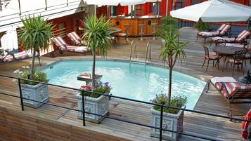 Seasonal outdoor pool, pool umbrellas, sun loungers