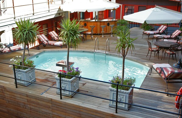 Seasonal outdoor pool, pool umbrellas, pool loungers - Cape Town Lodge Hotel (Cape Town)