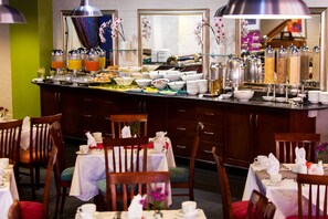 Daily full breakfast (ZAR 250 per person)