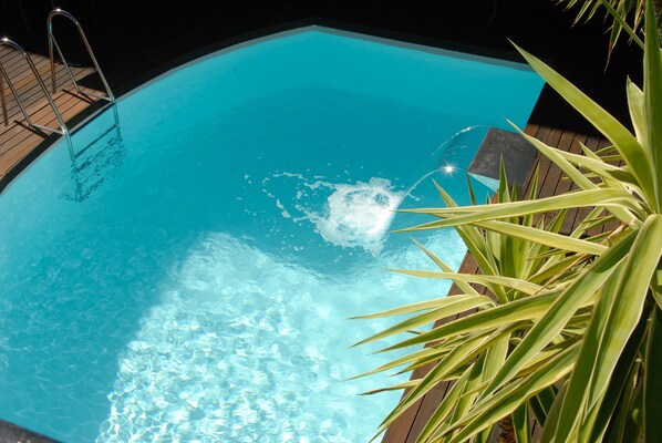 Piscine extérieure (ouverte en saison), parasols de plage