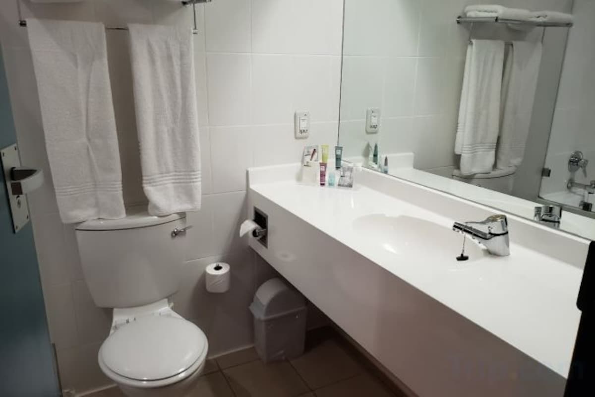 Kombinert dusj/badekar, toalettartikler (inkludert) og hårføner