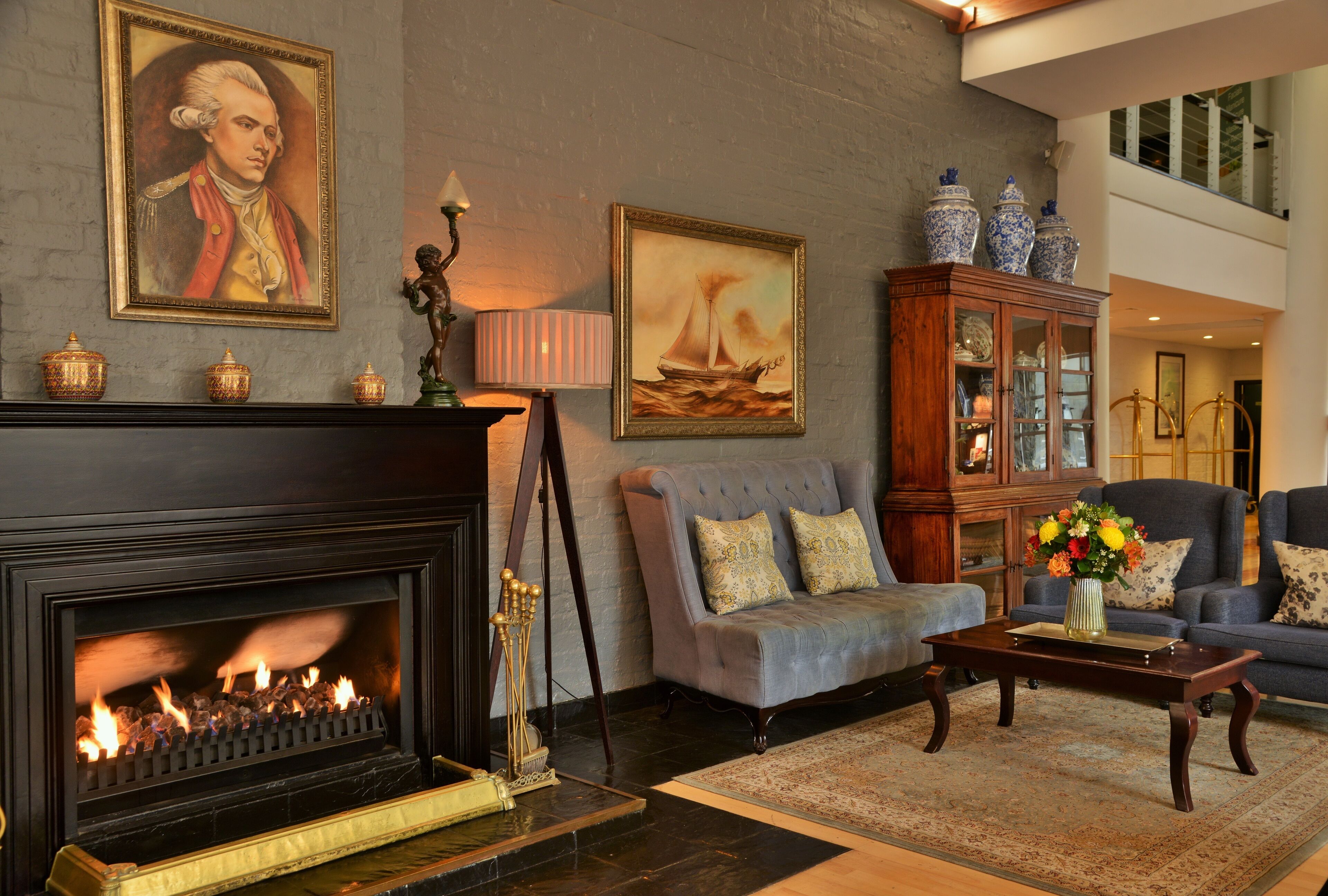 lobby lounge, pool views, open daily