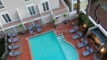 Outdoor pool, pool umbrellas, sun loungers