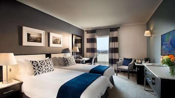 أغطية فراش متميزة وميني بار وخزنة داخل الغرفة ومكتب