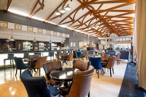 Lobby-Lounge, Blick auf den Pool, täglich geöffnet