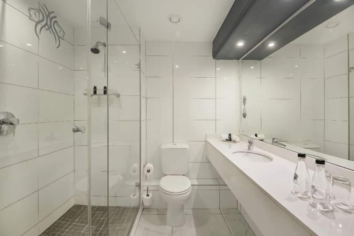 Baño | Ducha y bañera combinadas, secador de pelo y toallas