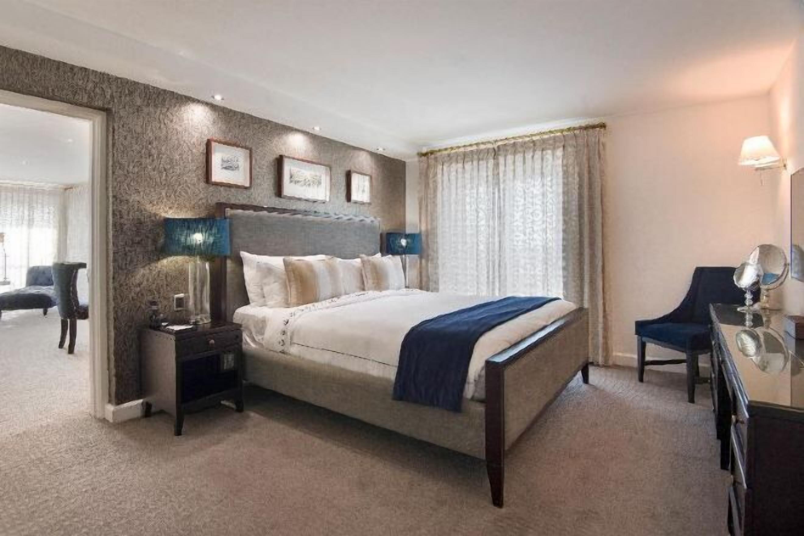 高档床上用品、迷你吧、客房内保险箱、办公桌