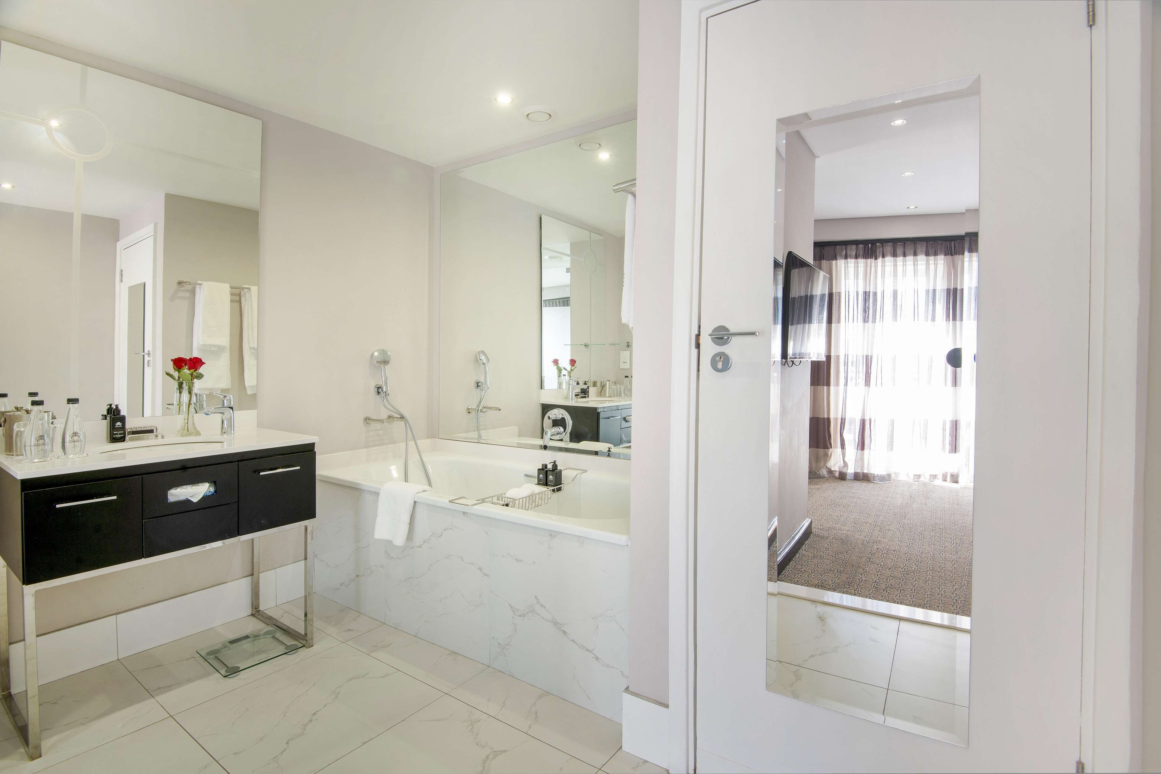 junior studio suite (jsuk) | bathroom | combined shower/bathtub, hair dryer, towels