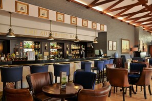 Lobby-Lounge, Blick auf den Pool, täglich geöffnet