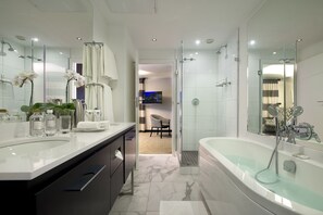 Combined shower/bathtub, hair dryer, towels - The Commodore Hotel (Cape Town)