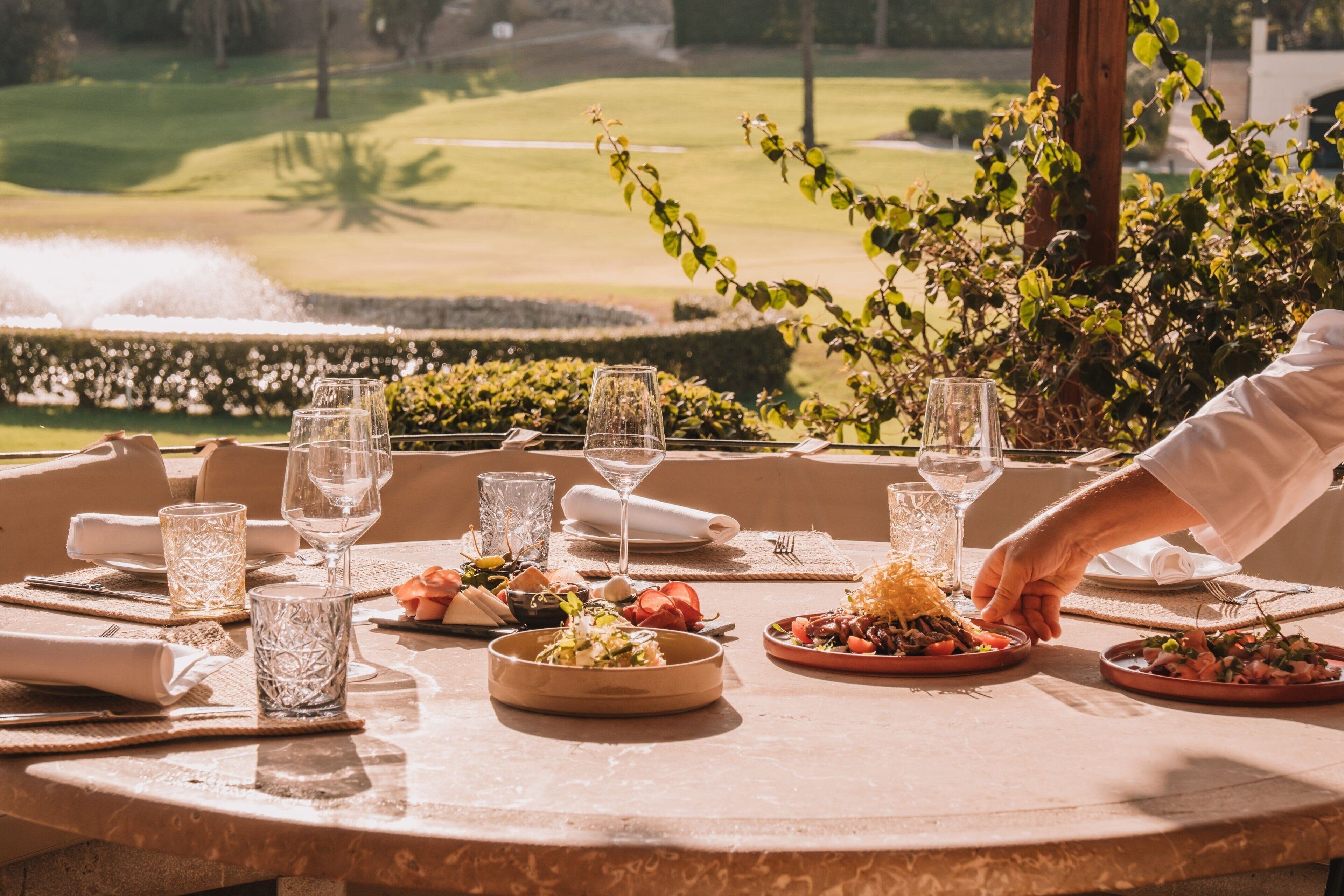 2 restaurantes; se sirven desayunos y cenas